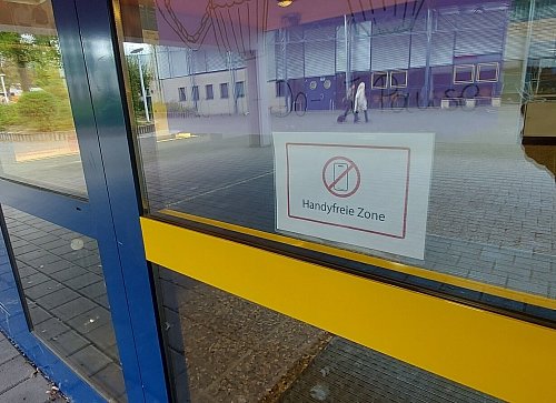 Die PAB-Gesamtschule in Borgholzhausen und Werther ist seit dem Ende der Sommerferien eine "handyfreie Zone". - © Claus Meyer