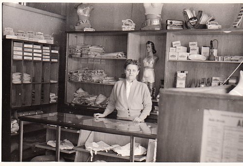1951: Herta Graf im Laden an der Bahnhofstraße. Die Puppen im Hintergrund sind auch heute im Geschäft zu finden. - © Heiko Kaiser, HK