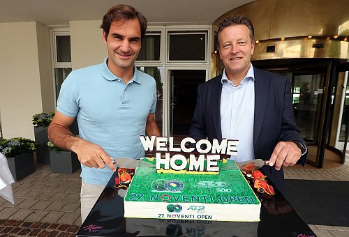 Sohn Ralf Weber mit Seriensieger Roger Federer bei den früheren Gerry Weber Open, die heute Noventi Open heißen. - © Wolfgang Rudolf