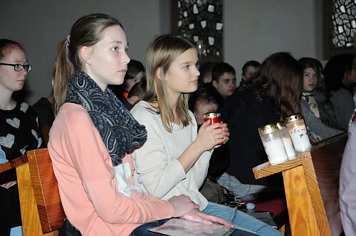 Andächtig: Für jedes Opfer, dessen Namen vorgelesen wurde, entzündeten die Schülerinnen und Schüler eine Kerze. - © Foto: Rolf Uhlemeier
