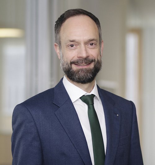 AOK-Chef Tom Ackermann: Unsere Befragungsergebnisse zeigen, dass es in der Bevölkerung viel Rückhalt für die Ziele der Krankenhausreform gibt. - © AOK/hfr.