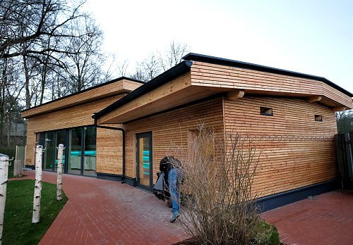 Eingebettet ins Grüne: Die "Koivu"-Sauna, finnisch für Birke, liegt inmitten der Dalke-Aue. - © Andreas Frücht