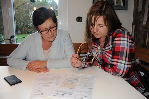 Da kommt man ins Grübeln: Heike Schlöpker-Wacker (links) und Claudia Landwehr sind überrascht über die Tarife, die von den Stadtwerken für die ehemaligen Servario-Kunden aufgerufen werden. - © Marc Uthmann