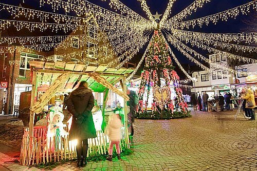 Der Versmolder Weihnachtsmarkt rund um den Schweinebrunnen verbreitet jedes Jahr eine gemütliche Atmosphäre. - © Andre Schneider