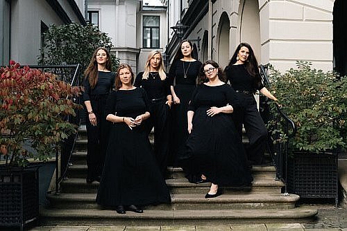 Die Gesangsgruppe ERA aus Valmira hat ihren Auftritt in der Steinhagener Dorfkirche am Samstagabend. - © ERA