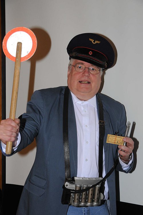 Mit Original-Schaffner-Mütze und -Kelle: Nach vier Jahren hat Knut Weltlich seinen Film über die ehemalige Kleinbahn von Werther nach Bielefeld fertiggestellt. Im kommenden Jahr wird er das sehenswerte Dokument Wertheraner Geschichte öffentlich präsentieren. - © Foto: Anja Hanneforth