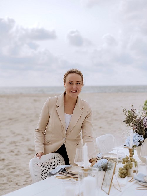 Wedding-Planner Caroline Riedel aus Halle kontrolliert bei einem Dinner am Strand noch einmal die Gedecke. - © Caroline Riedel