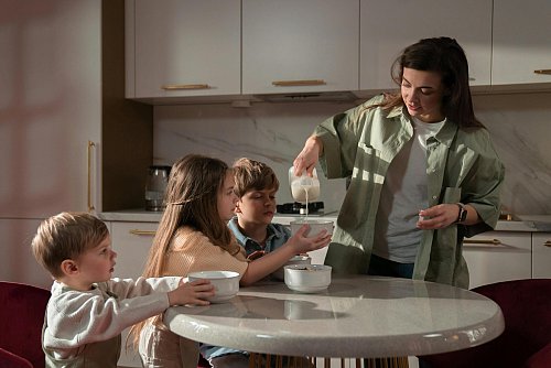 Sojamilch dient als gutes Milchersatzprodukt für das morgendliche Frühstück. - © pexels