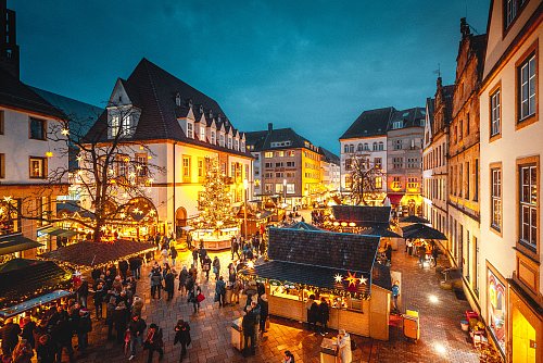 Stimmungsvoll lockt die historische Kulisse des Alten Markts die Menschen in das Herz der Altstadt. - © Tim Fröhlich/Bielefeld Stadtmarketing