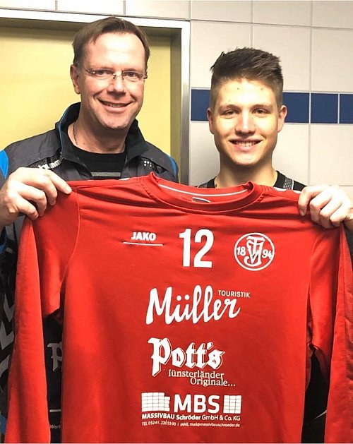 Ab Sommer trägt Gerloff (rechts) das Trikot vom Verbandsligisten TV Isselhorst. Trainer Dirk Elschner begrüßt den Neuzugang. Foto: TVI - © TV Isselhorst