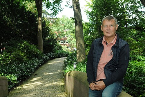Jan Langer, Betriebsratsmitglied bei Storck, fordert eine Lösung für den Mangel an Mitarbeiterparkplätzen. - © Heiko Kaiser