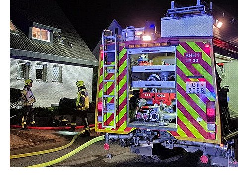 Feuerwehreinsatz in Borgholzhausen: Einsatzkräfte bringen den nächtlichen Brand schnell unter Kontrolle. - © Feuerwehr Borgholzhausen