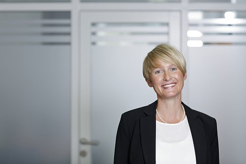Nina Stiller berät Privatkunden im Center der Haller Volksbank-Hauptstelle. - © Volksbank Halle Westfalen
