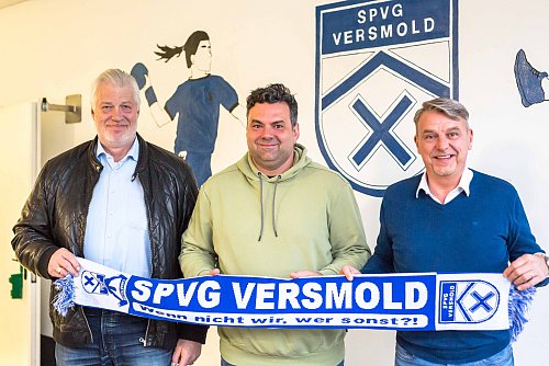 Benno Woite (v. l.), Trainer Dirk Elschner und Ralf Ehrenbrink freuen sich auf das Jubiläumsspiel der Versmolder Handballer. - © Andre Schneider