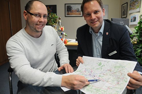 So weit sind wir schon: Vitali Saprykin (links) und Bürgermeister Michael Meyer-Hermann verdeutlichen anhand der Karte, wo die Ausbauarbeiten für das Glasfasernetz gerade stehen. - © Marc Uthmann