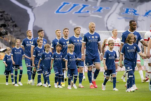 Joshua Raaf, wie er neben DSC-Profi Felix Hagmann ins Olympiastadion einläuft. - © getty für Volkswagen - Alexander Scheuber