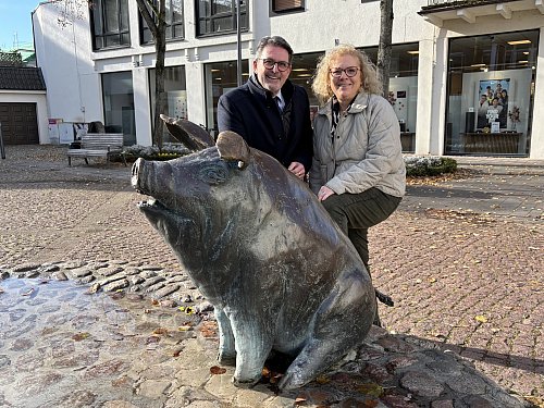 IGEV-Vorsitzende Rosi Dieckmann-Rose und Vorstandskollege Dirk Ludewig lassen sich nicht unterkriegen und setzen alles daran, das Stadtfestival 2026 zu etwas Besonderem werden zu lassen. Am Wurstträgerbrunnen fing vor 40 Jahren alles an. - © Tasja Klusmeyer