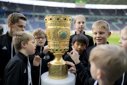 Die Einlaufkinder bestaunen de DFB-Pokal. - © getty für Volkswagen - Alexander Scheuber