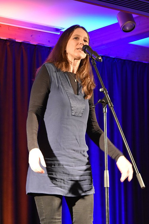 Lehrerin und Buchautorin: Theresa Sperling gewann am Freitagabend den zweiten Poetry Slam in der Gemeindebibliothek. Ihr Wortbeitrag fiel emotional und politisch aus. Foto: Birgit Nolte - © Foto: Birgit Nolte