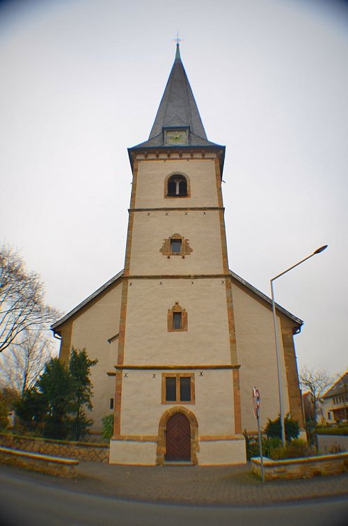 So alt wie die Gemeinde: Die St. Georgskirche ist der Mittelpunkt des Dorfes. - © Foto: Jonas Damme