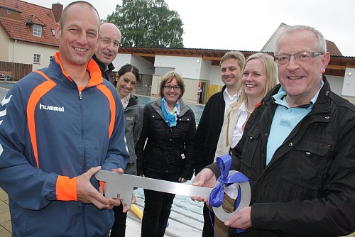 Schwimmmeister Lars Kattner (v. l.), Hermann Ludewig (Förderverein), Biljana Geadas da Luz (Stadt), Bauamtsleiterin Kerstin Otte, die Architekten Sven Stratmann und Ulrike Tober sowie Bürgermeister Klemens Keller freuen sich im Mai 2013 über die Eröffnung nach dem Neubau des Umkleidengebäudes. - © Alexander Heim