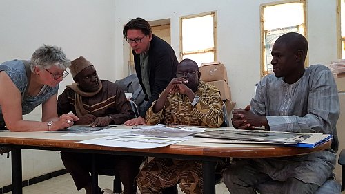 Überzeugungsarbeit: Projektchef und Professor Manfred Lux erklärt lokalen Politikern die Baupläne. - © Schulen für die Welt