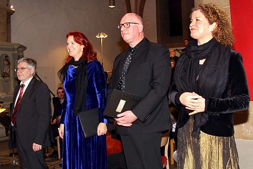 Bad im Beifall: KMD Martin Rieker (von links), Sopranistin Tanya Aspelmeier, Bariton Markus Rhein-Schomburg und Altistin Anne Bierwirth freuen sich über den Applaus. - © Edwin Rekate