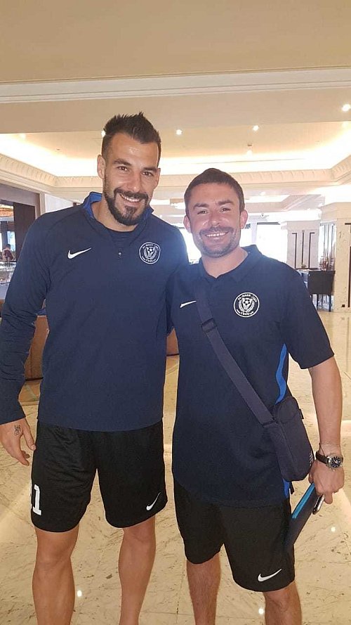 Man spricht Spanisch: Bei al-Nasr arbeitet Miguel Alvarez (rechts) als Co-Trainer unter anderem mit Álvaro Negredo, Europameister von 2012, zusammen. - © Christian Helmig, HK