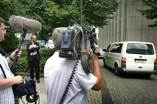 Werner B. (Name geändert) wird unter der Aufmerksamkeit der Medien beim Landgericht Bielefeld vorgefahren. - © Andreas Frücht