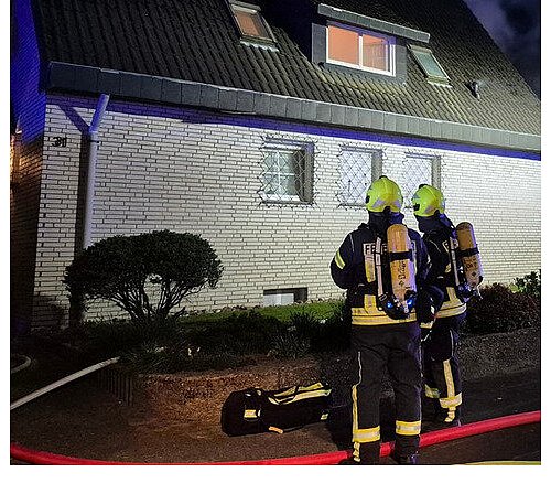 Das schnelle Eingreifen der Borgholzhausener Feuerwehr verhinderte größeren Schaden am Wohnhaus. - © Feuerwehr Borgholzhausen