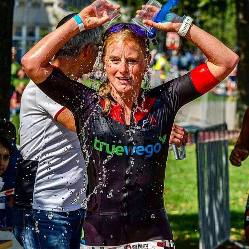Nadine Springers große sportliche Leidenschaft ist der Triathlon. Heute sagt sie: „Ohne den Sport wären meine Hände nicht da, wo sie sind." - © Nadine Springer