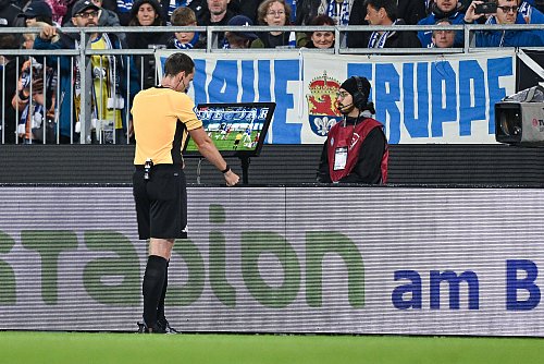 Schiedsrichter Richard Hempel schaut sich die strittige Szene am Monitor an und entscheidet: kein Strafstoß. - © Teresa Kroeger/RHR-FOTO