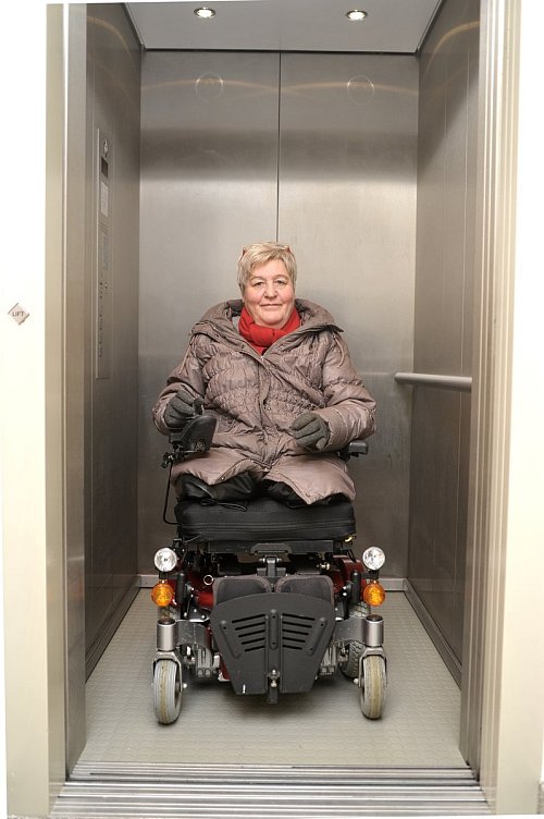 Alles im Griff: Iris Schwitalski fährt mit dem Fahrstuhl ins Erdgeschoss, von dort aus geht’s weiter in die Stadt. - © Foto: Nicole Donath