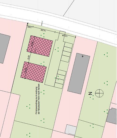 So sieht der Vorschlag von Astrid Schütze für das Bauprojekt an der Ravensberger Straße aus. Zwischen ihrem Haus (graue Fläche) und den rot eingezeichneten geplanten Gebäuden liegen die Stellplätze. - © Astrid Schütze