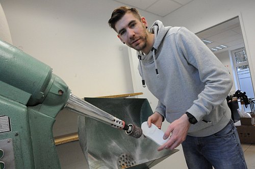 Handwerk: Der Orthopädietechniker Fabian Förster bearbeitet an der Trichterfräse eine Schuheinlage. - © Heiko Kaiser, HK
