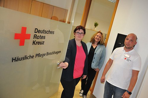 Fachbereichsleiterin Martina Brune (links), Ilka Mähler vom DRK-Vorstand und Pflegedienstleiter Marcel Flores Sanches in den neuen DRK-Räumen in Brockhagen. - © Frank Jasper