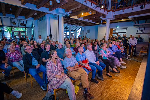 Engagierte Bürger verfolgen gespannt die Diskussion der Bürgermeister-Kandidaten in Halle. - © Nico Seifert
