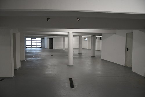 In der großen Tiefgarage finden elf Pkw Platz, weitere Parkplätze entstehen vor dem Gebäude. - © Jonas Damme