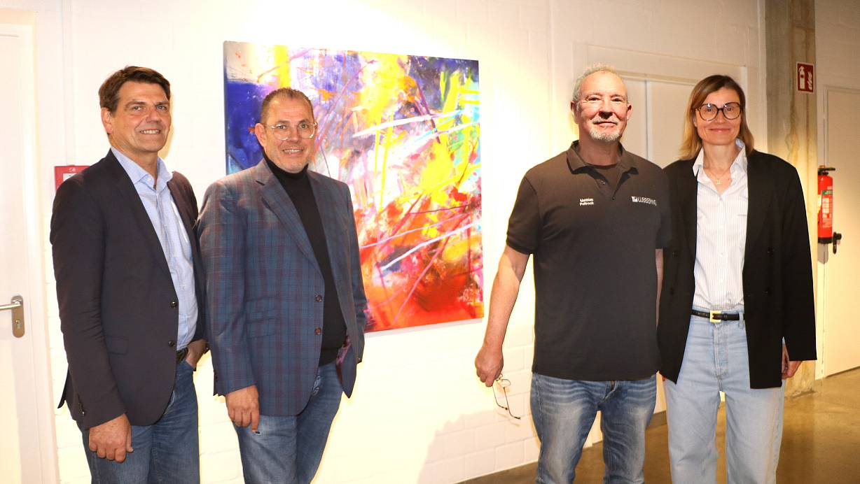 Freuen sich, dass es Matthias Poltrock (2. v. rechts) nach seinem Schlaganfall langsam wieder besser geht (v.l.): Mario Leisle von der Schlaganfall-Stiftung, Achim und Anja Lübbering. Im Hintergrund ist das erste Bild des Künstlers nach dem Schlag zu sehen. | © Anja Hustert