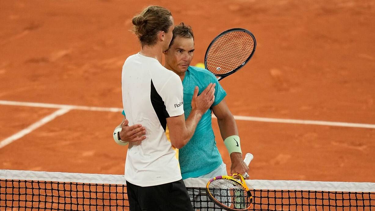 Alexander Zverev (l) besiegte Sandplatzkönig Rafael Nadal im Mai bei dessen letztem Auftritt bei den French Open. | © Thibault Camus/AP/dpa