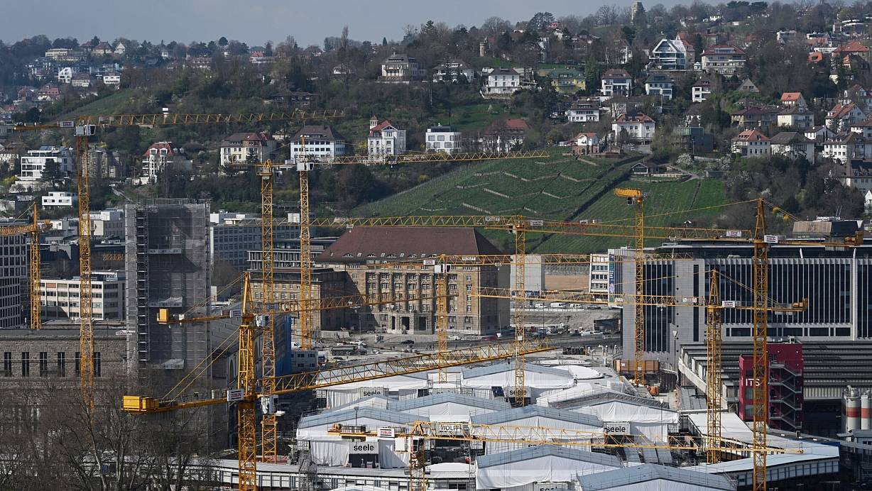 Die Stadt Stuttgart möchte frei werdende Bahnflächen rund um den Stuttgarter Hauptbahnhof für den Wohnungsbau nutzen - eine Gesetzesänderung erschwert das. (Archivbild) | © Marijan Murat/dpa