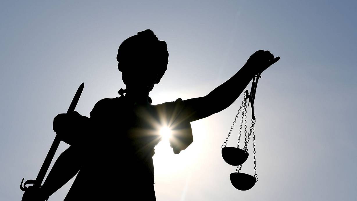 Vor dem Amtsgericht Rheydt in Mönchengladbach geht es um einen tödlichen Sturz in die Tiefe, weil das Geländer eines Laubenganges brach. (Symbolbild) | © Arne Dedert/dpa