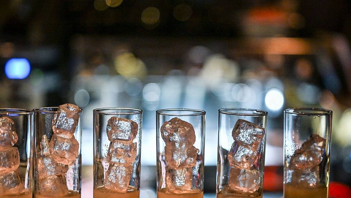 Selbst gebrannter Alkohol ist oft mit Methanol versetzt. Der Stoff ist giftig und kann zum Tod führen. (Symbolbild) | © Jens Kalaene/dpa