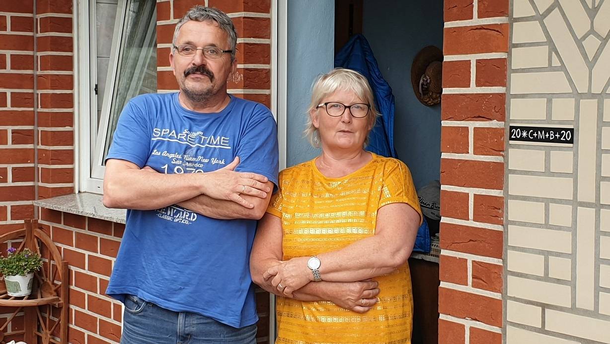 Hans-Dieter Harbert und Monika Harbert-Hallerdei stehen in ihrer Tür. Weiter dürfen sie immer noch nicht. | © Marc Uthmann
