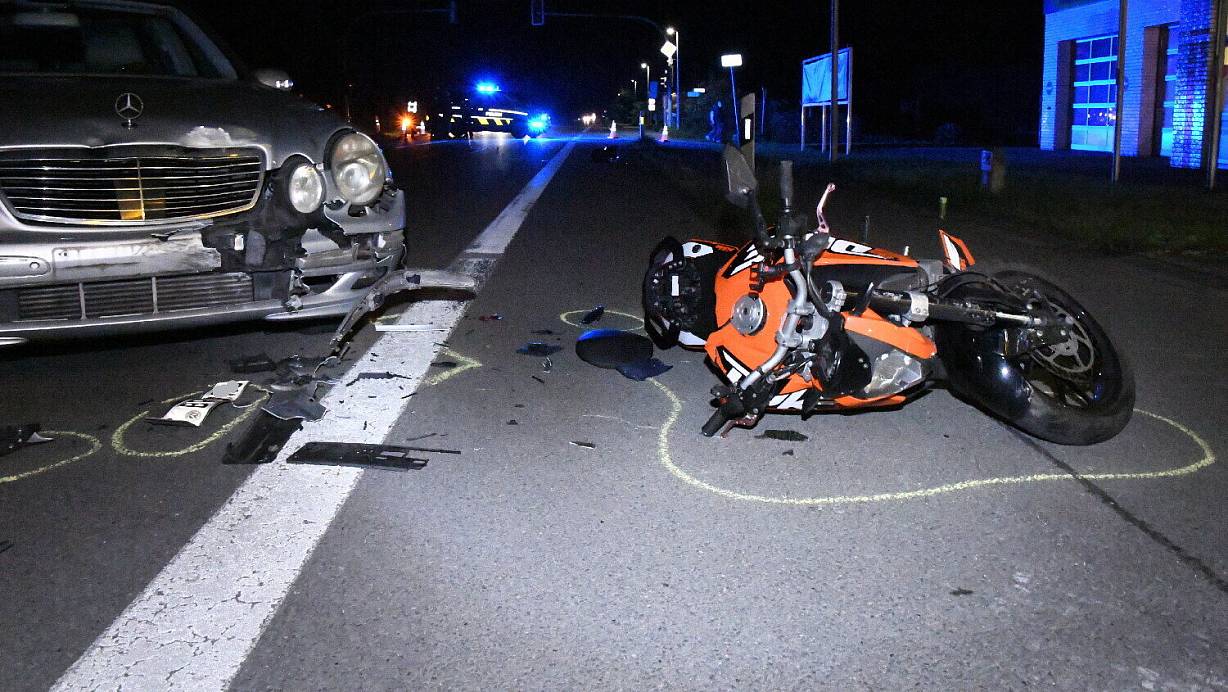 Bei einem Unfall auf der ehemaligen B68 in Steinhagen wurden zwei Jugendliche auf einem Motorrad schwerst verletzt. | © Andreas Eickhoff