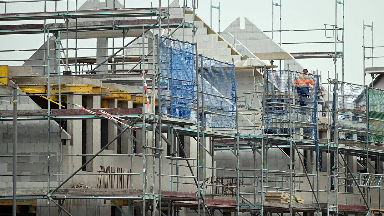 Die nordrhein-westfälische Landesregierung setzt aus Sicht der SPD-Opposition keine durchgreifenden Instrumente ein, um den Bedarf an erschwinglichem Wohnraum zu decken. (Archivbild) | © Federico Gambarini/dpa