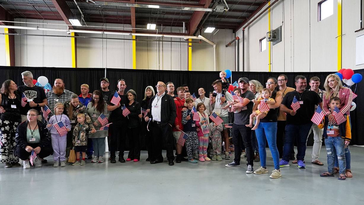 Ankunft am Flughafen in Washington - von dort aus reisen die Südafrikaner in unterschiedliche Bundesstaaten weiter. | © Julia Demaree Nikhinson/AP/dpa