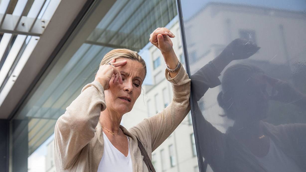 Bei Frauen kann sich ein Schlaganfall mit diffusen Symptomen wie Schwindel oder Verwirrtheit bemerkbar machen. | © Christin Klose/dpa-tmn