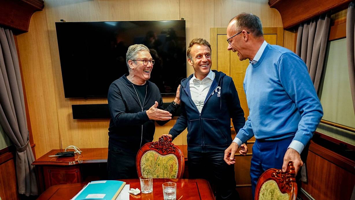 Auf dem Weg nach Kiew besprechen sich Präsident Emmanuel Macron, Bundeskanzler Friedrich Merz und Premierminister Keir Starmer - und wegen der anwesenden Presse räumt Macron noch schnell etwas vom Tisch, was später für Gerüchte sorgt. | © Kay Nietfeld/dpa