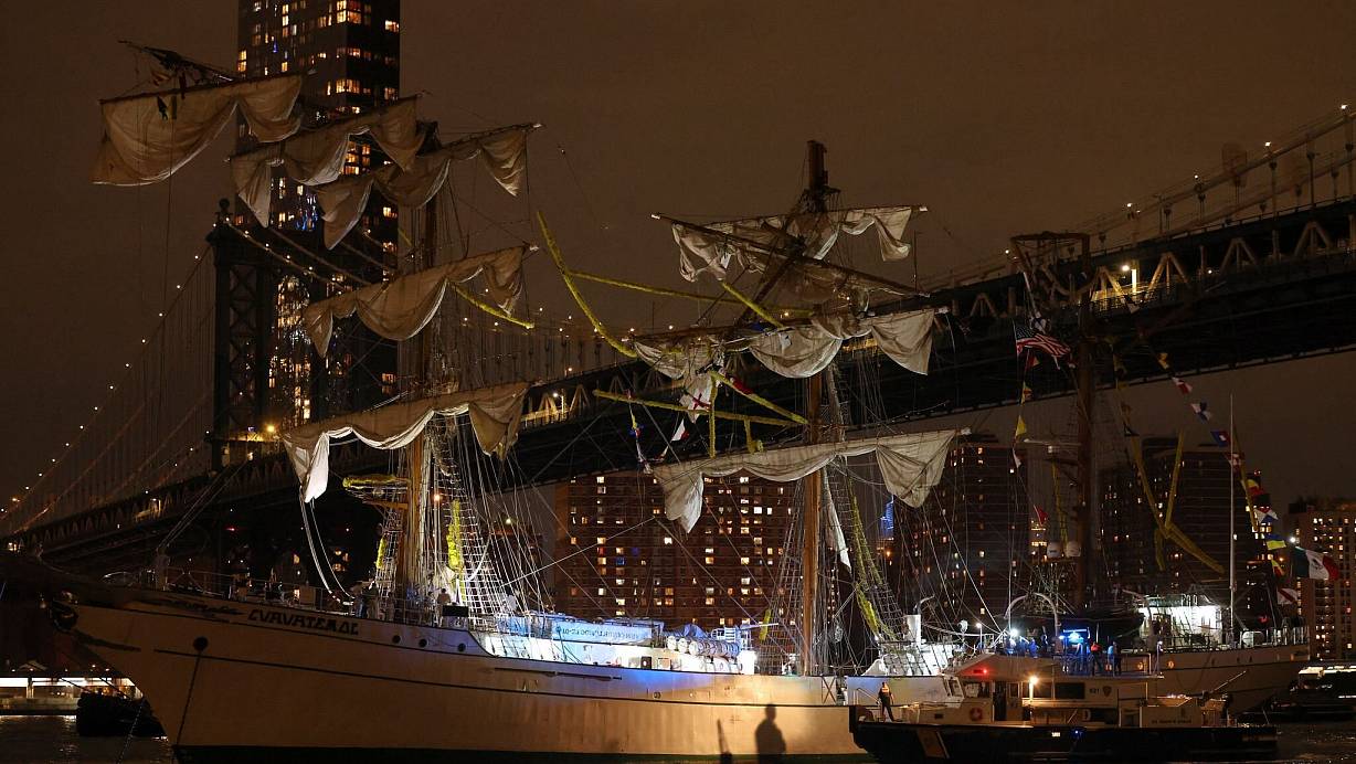 Bei der Kollision wurden unter anderem die Masten des Schiffes beschädigt. | © Yuki Iwamura/AP/dpa